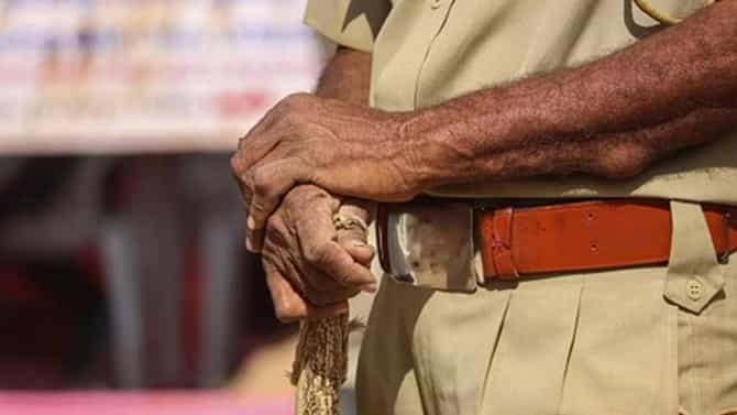 ಬಾಕಿ ಸಂಬಳ ಕೇಳಿದ್ದಕ್ಕೆ ಸಿಬ್ಬಂದಿ ಬಾಯಿಗೆ ಚಪ್ಪಲಿ ಹಾಕಿದ ಮಹಿಳಾ ಉದ್ಯಮಿ