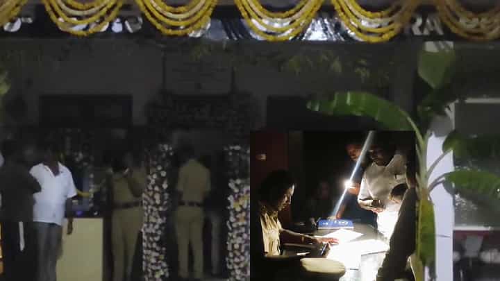 Power cut: ಠಾಣೆಗೂ ಕರೆಂಟ್ ಕಟ್ ಶಾಕ್, ಮೊಬೈಲ್ ಟಾರ್ಚ್ನಲ್ಲಿ ವಿಜಯಪುರ ಪೊಲೀಸರಿಂದ ಕರ್ತವ್ಯ ನಿರ್ವಹಣೆ Power cut: ಠಾಣೆಗೂ ಕರೆಂಟ್ ಕಟ್ ಶಾಕ್, ಮೊಬೈಲ್ ಟಾರ್ಚ್ನಲ್ಲಿ ವಿಜಯಪುರ ಪೊಲೀಸರಿಂದ ಕರ್ತವ್ಯ ನಿರ್ವಹಣೆ