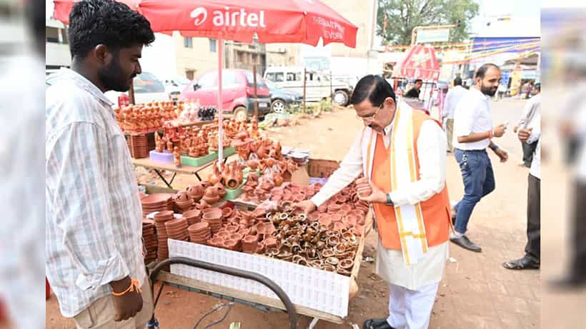 ‘ವೋಕಲ್ ಫಾರ್ ಲೋಕಲ್’ ಅಭಿಯಾನಕ್ಕೆ ಪ್ರಧಾನಿ ಕರೆ; ಮಣ್ಣಿನ ಹಣತೆ ಖರೀದಿಸುವ ಮೂಲಕ ಸಚಿವ ಪ್ರಹ್ಲಾದ್ ಜೋಶಿ ಭಾಗಿ