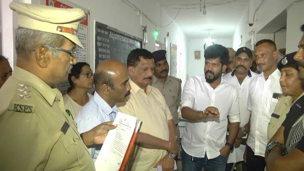 ಬಿಜೆಪಿ ಕಾರ್ಯಕರ್ತರಿಗೆ ಪೊಲೀಸರಿಂದ ಕಿರುಕುಳ ಆರೋಪ; ಠಾಣೆಗೆ ನುಗ್ಗುವುದಾಗಿ ಪೊಲೀಸರಿಗೆ ಎಚ್ಚರಿಕೆ ಕೊಟ್ಟ ಪ್ರತಾಪ್ ಸಿಂಹ ಬಿಜೆಪಿ ಕಾರ್ಯಕರ್ತರಿಗೆ ಪೊಲೀಸರಿಂದ ಕಿರುಕುಳ ಆರೋಪ; ಠಾಣೆಗೆ ನುಗ್ಗುವುದಾಗಿ ಪೊಲೀಸರಿಗೆ ಎಚ್ಚರಿಕೆ ಕೊಟ್ಟ ಪ್ರತಾಪ್ ಸಿಂಹ