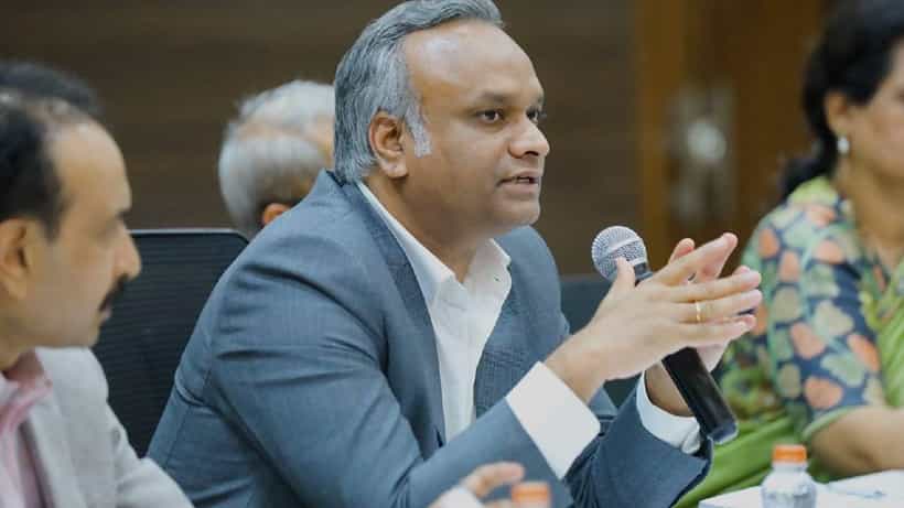 ಸಿದ್ದರಾಮಯ್ಯ, ಡಿಕೆ ಶಿವಕುಮಾರ್ ಬಣಗಳ ಮಧ್ಯೆ ಉರಿಯುತ್ತಿರುವ ಬೆಂಕಿಗೆ ತುಪ್ಪ ಸುರಿದ ಎಐಸಿಸಿ ಅಧ್ಯಕ್ಷರ ಪುತ್ರ ಪ್ರಿಯಾಂಕ್ ಖರ್ಗೆ