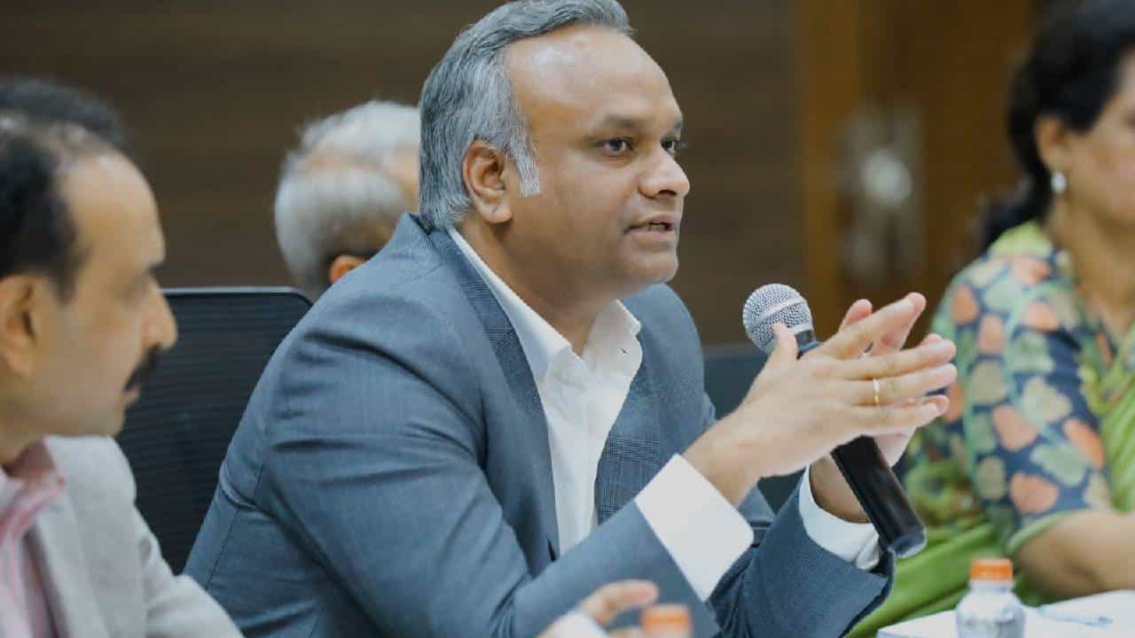 ಸಿದ್ದರಾಮಯ್ಯ, ಡಿಕೆ ಶಿವಕುಮಾರ್ ಬಣಗಳ ಮಧ್ಯೆ ಉರಿಯುತ್ತಿರುವ ಬೆಂಕಿಗೆ ತುಪ್ಪ ಸುರಿದ ಎಐಸಿಸಿ ಅಧ್ಯಕ್ಷರ ಪುತ್ರ ಪ್ರಿಯಾಂಕ್ ಖರ್ಗೆ