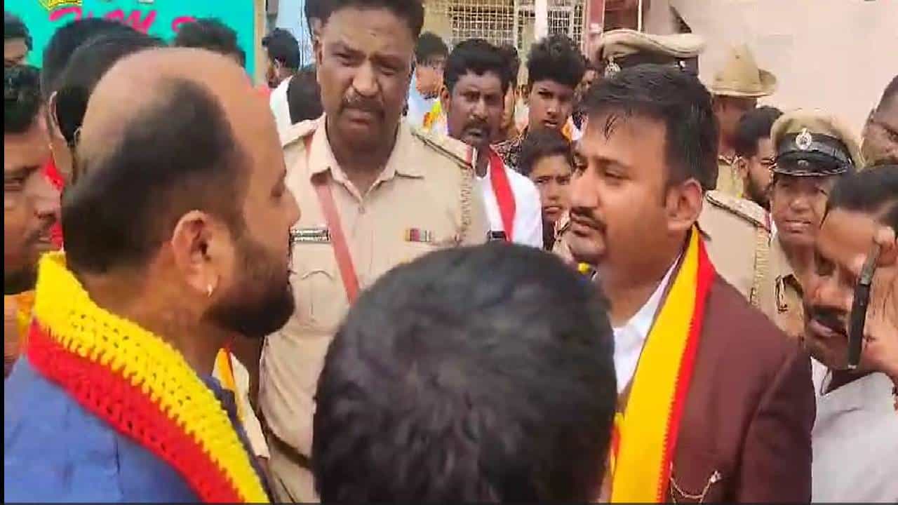 ಚಿಕ್ಕಬಳ್ಳಾಪುರ: ಕನ್ನಡ ಧ್ವಜ ಹಾರಿಸಲು ಅನುಮತಿ ನಿರಾಕರಣೆ; ತಹಸೀಲ್ದಾರ್ ವಿರುದ್ದ ಪ್ರತಿಭಟನೆ ನಡೆಸಿದ ಕನ್ನಡ ಪರ ಸಂಘಟನೆಗಳು