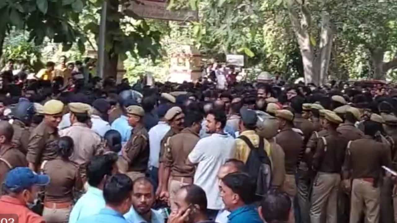 ಐಐಟಿ-ಬಿಎಚ್ಯು ವಿದ್ಯಾರ್ಥಿನಿಗೆ ಕಿರುಕುಳ ನೀಡಿ, ವಿವಸ್ತ್ರಗೊಳಿಸಿದ ದುಷ್ಕರ್ಮಿಗಳು; ವಿದ್ಯಾರ್ಥಿಗಳಿಂದ ಪ್ರತಿಭಟನೆ ಐಐಟಿ-ಬಿಎಚ್ಯು ವಿದ್ಯಾರ್ಥಿನಿಗೆ ಕಿರುಕುಳ ನೀಡಿ, ವಿವಸ್ತ್ರಗೊಳಿಸಿದ ದುಷ್ಕರ್ಮಿಗಳು; ವಿದ್ಯಾರ್ಥಿಗಳಿಂದ ಪ್ರತಿಭಟನೆ