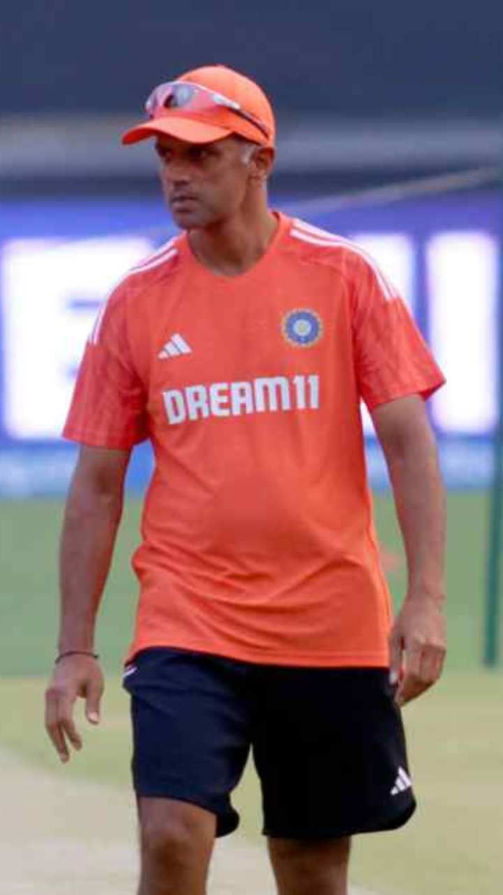 ಟೀಮ್ ಇಂಡಿಯಾದ ಮುಖ್ಯ ಕೋಚ್ ಆಗಿ ರಾಹುಲ್ ದ್ರಾವಿಡ್ ಅವರ ಗುತ್ತಿಗೆಯನ್ನು ವಿಸ್ತರಿಸಲಾಗಿದೆ. ಜೊತೆಗೆ ಅವರ ಸಹಾಯಕ ಸಿಬ್ಬಂದಿಗಳ ಗುತ್ತಿಗೆಯನ್ನು ಮುಂದುವರೆಸಲಾಗಿದೆ.