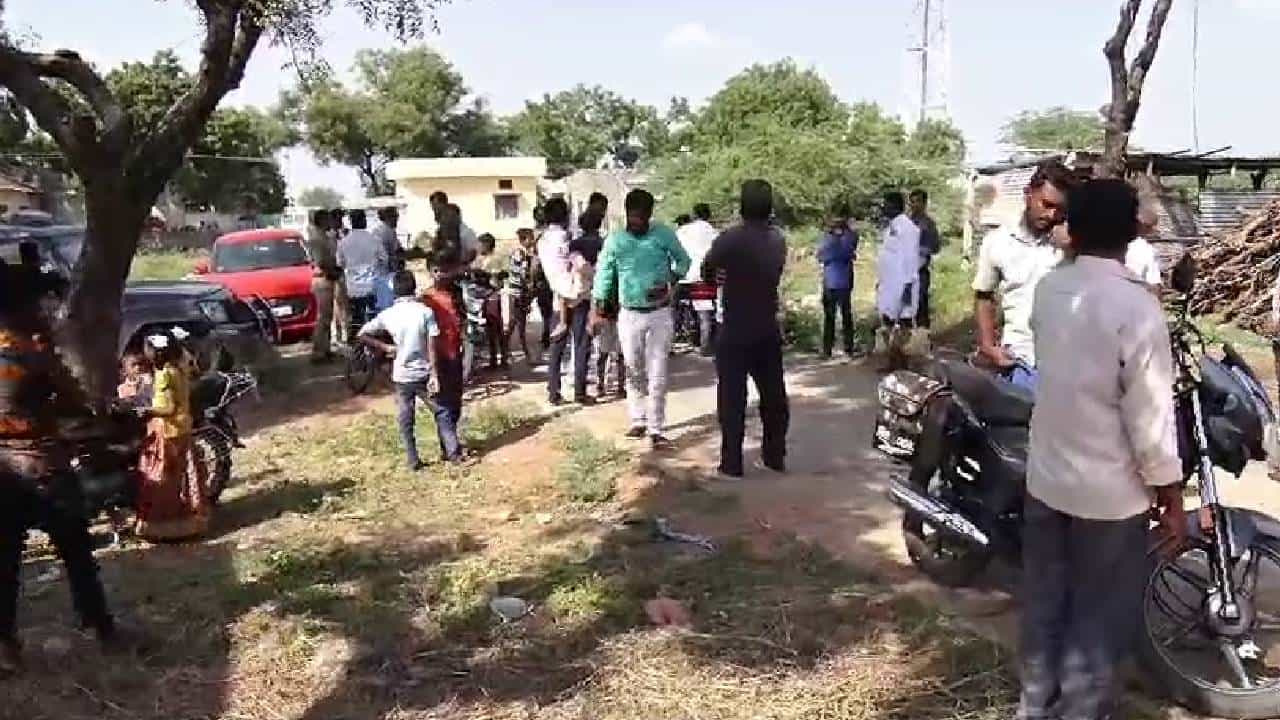 ರಾಯಚೂರು: ತಾಯಿಯ ನೋವು ನೋಡಲಾಗದೆ ಕಲ್ಲು ಎತ್ತಿಹಾಕಿ ತಂದೆಯನ್ನೇ ಕೊಂದ ಮಗ ರಾಯಚೂರು: ತಾಯಿಯ ನೋವು ನೋಡಲಾಗದೆ ಕಲ್ಲು ಎತ್ತಿಹಾಕಿ ತಂದೆಯನ್ನೇ ಕೊಂದ ಮಗ