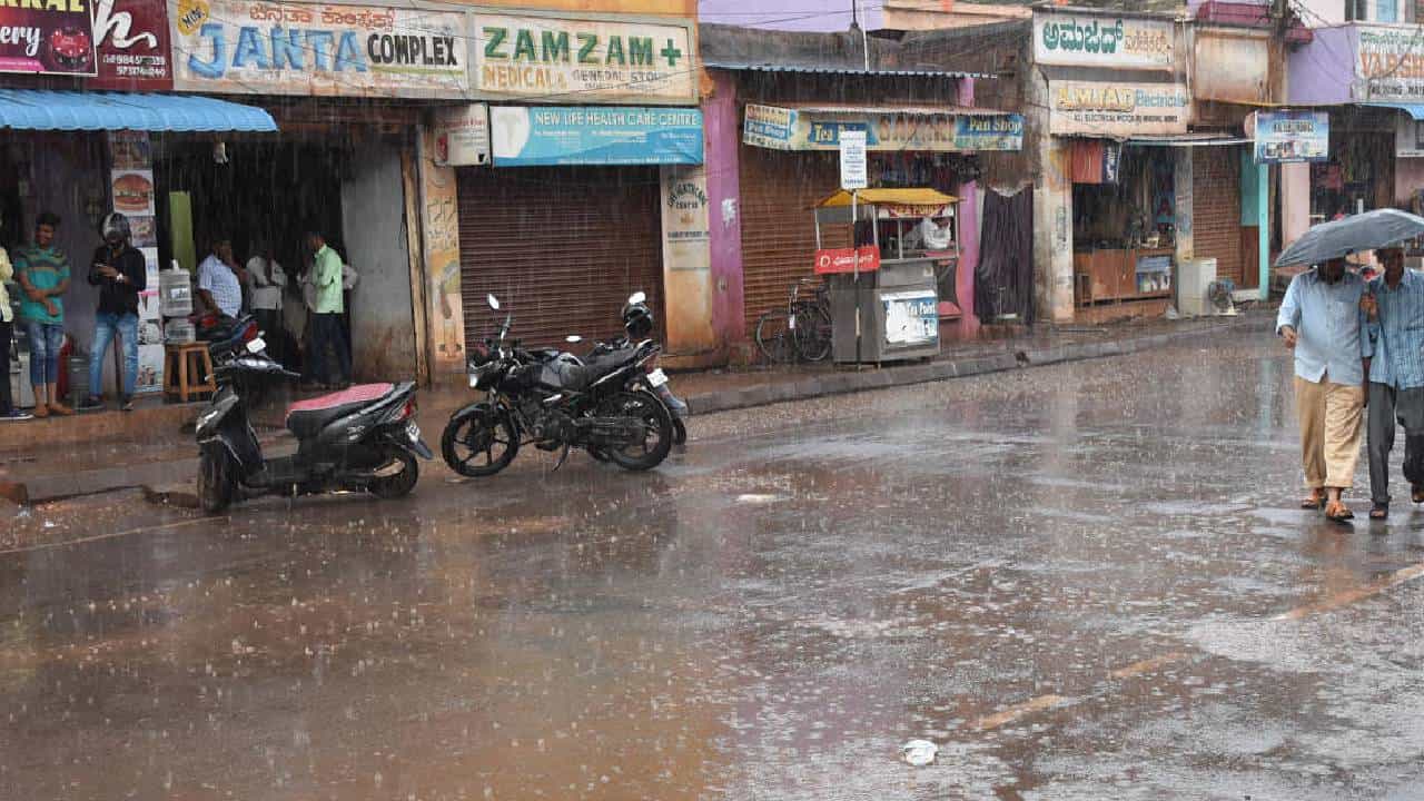 Karnataka Rain: ಬೀದರ, ಯಾದಗಿರಿ ಜಿಲ್ಲೆಗಳಲ್ಲಿ ಇಂದು ಸಾಧಾರಣ ಮಳೆಯ ಮುನ್ಸೂಚನೆ Karnataka Rain: ಬೀದರ, ಯಾದಗಿರಿ ಜಿಲ್ಲೆಗಳಲ್ಲಿ ಇಂದು ಸಾಧಾರಣ ಮಳೆಯ ಮುನ್ಸೂಚನೆ