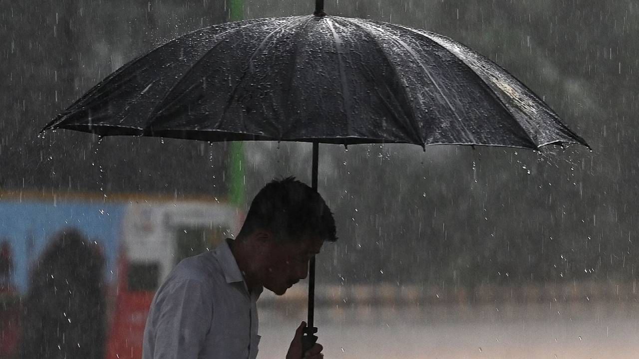 Karnataka Rain: ಕರ್ನಾಟಕದ ದಕ್ಷಿಣ ಒಳನಾಡಿನ 2 ಜಿಲ್ಲೆಗಳಲ್ಲಿ ಭಾರಿ ಮಳೆಯ ಮುನ್ಸೂಚನೆ, ಯೆಲ್ಲೋ ಅಲರ್ಟ್​ ಘೋಷಣೆ