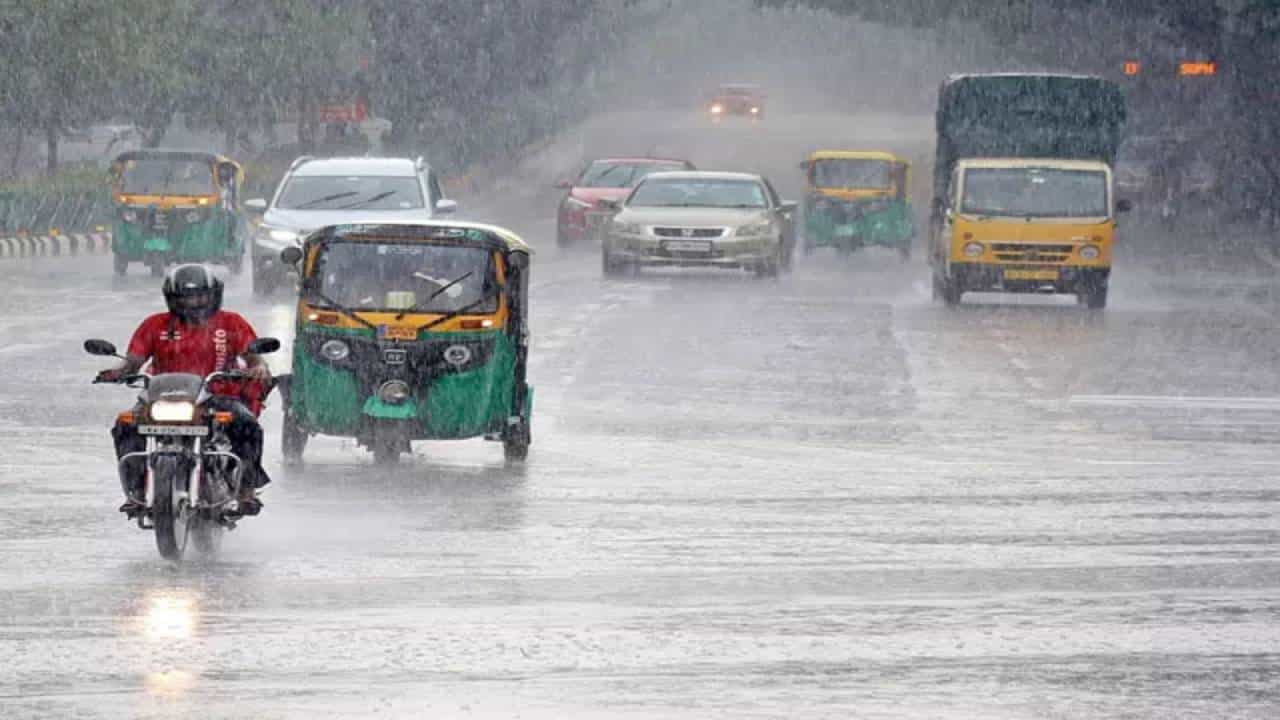 Karnataka Weather: ಬೆಂಗಳೂರಿನಲ್ಲಿ ಇಂದಿನಿಂದ 2 ದಿನಗಳ ಕಾಲ ಮಳೆ, 7 ಜಿಲ್ಲೆಗಳಿಗೆ ಯೆಲ್ಲೋ ಅಲರ್ಟ್ Karnataka Weather: ಬೆಂಗಳೂರಿನಲ್ಲಿ ಇಂದಿನಿಂದ 2 ದಿನಗಳ ಕಾಲ ಮಳೆ, 7 ಜಿಲ್ಲೆಗಳಿಗೆ ಯೆಲ್ಲೋ ಅಲರ್ಟ್