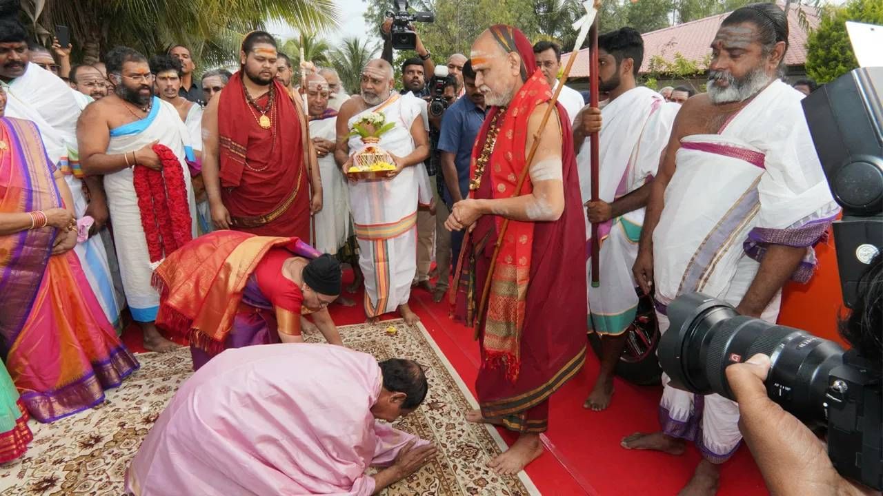 ಈ ಬಾರಿಯೂ 2018ರ ನಡೆಯನ್ನೇ ಕೆಸಿಆರ್​​ ಅನುಸರಿಸುತ್ತಿದ್ದಾರೆ. ಸಿದ್ದಿಪೇಟೆ ಜಿಲ್ಲೆಯ ಮರ್ಕೂಕ್ ಮಂಡಲದ ಎರ್ರವಳ್ಳಿಯಲ್ಲಿ ನವೆಂಬರ್ 1 ರಿಂದ ಮೂರು ದಿನಗಳ ಕಾಲ ರಾಜಶ್ಯಾಮಲ ಯಾಗವನ್ನು ನಡೆಸಲಾಗುತ್ತಿದೆ. ವಿಶಾಖ ಶಾರದಾ ಪೀಠಾಧಿಪತಿಗಳಾದ ಸ್ವರೂಪಾನಂದೇಂದ್ರ ಮತ್ತು ಸ್ವಾತ್ಮಾನಂದೇಂದ್ರ ಅವರ ನೇತೃತ್ವದಲ್ಲಿ ಯಾಗವನ್ನು ನಡೆಸಲಾಗುತ್ತಿದೆ. ತೆಲಂಗಾಣ, ಆಂಧ್ರ ಪ್ರದೇಶ ಮತ್ತು ಕರ್ನಾಟಕದ ಹಲವು ಪೀಠಾಧಿಪತಿಗಳು ಯಾಗದಲ್ಲಿ ಭಾಗವಹಿಸಿದ್ದಾರೆ. ರಾಜಶ್ಯಾಮಲಾ ಯಾಗದ ಜತೆಗೆ ಲೋಕ ಕಲ್ಯಾಣಾರ್ಥವಾಗಿ ಶತಚಂಡಿ ಯಾಗ ಕೂಡ ನಡೆಸಲಾಗುತ್ತಿದೆ.