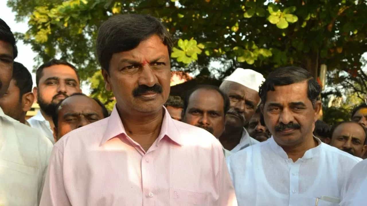 ವಿಜಯೇಂದ್ರ ಕೈಕೆಳಗೆ ನಾವು ಹೇಗೆ ಕೆಲಸ ಮಾಡುವುದು; ರಮೇಶ್ ಜಾರಕಿಹೊಳಿ ಪ್ರಶ್ನೆ ವಿಜಯೇಂದ್ರ ಕೈಕೆಳಗೆ ನಾವು ಹೇಗೆ ಕೆಲಸ ಮಾಡುವುದು; ರಮೇಶ್ ಜಾರಕಿಹೊಳಿ ಪ್ರಶ್ನೆ