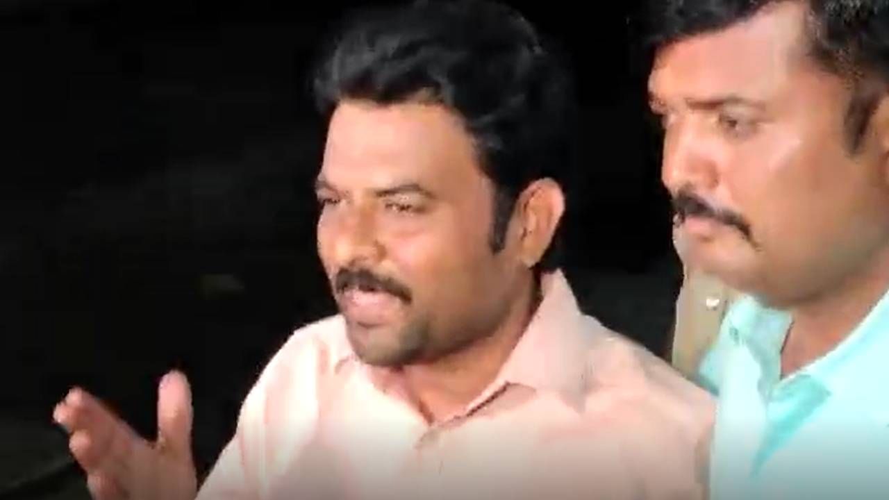 ಸ್ಥಳ ಮಹಜರುಗೆ ಕರೆದೊಯ್ಯುವ ವೇಳೆ ಮಾಧ್ಯಮಗಳ ವಿರುದ್ಧ ನಾಲಗೆ ಹರಿಬಿಟ್ಟ ಆರ್ಡಿ ಪಾಟೀಲ್ ಸ್ಥಳ ಮಹಜರುಗೆ ಕರೆದೊಯ್ಯುವ ವೇಳೆ ಮಾಧ್ಯಮಗಳ ವಿರುದ್ಧ ನಾಲಗೆ ಹರಿಬಿಟ್ಟ ಆರ್ಡಿ ಪಾಟೀಲ್