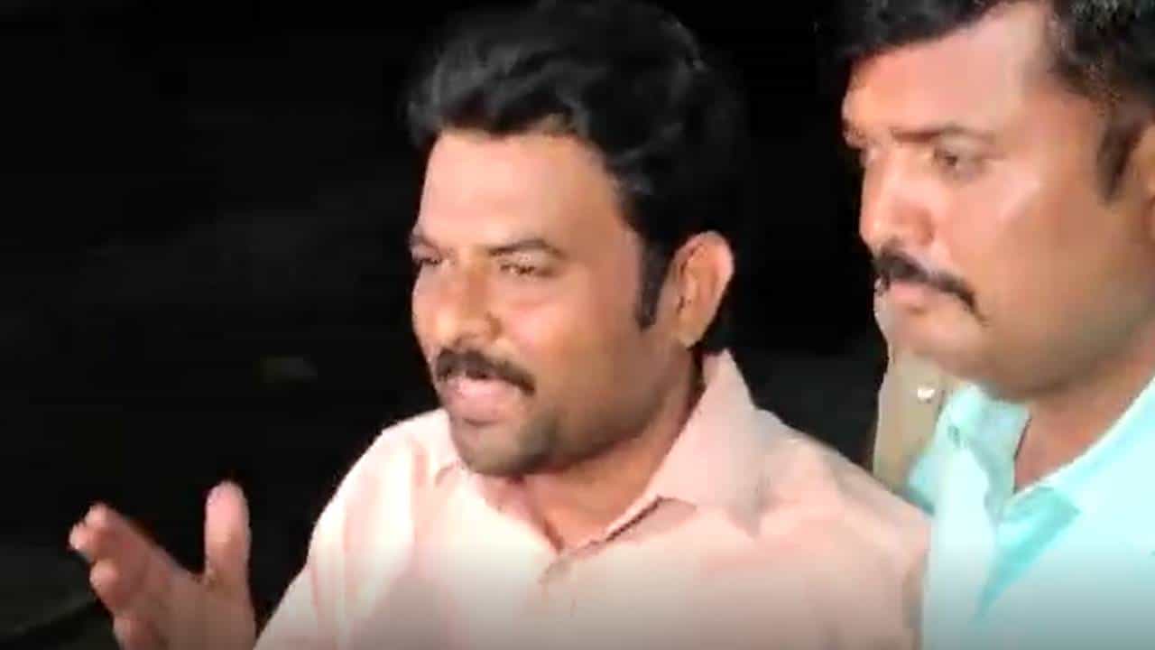 ಸ್ಥಳ ಮಹಜರುಗೆ ಕರೆದೊಯ್ಯುವ ವೇಳೆ ಮಾಧ್ಯಮಗಳ ವಿರುದ್ಧ ನಾಲಗೆ ಹರಿಬಿಟ್ಟ ಆರ್ಡಿ ಪಾಟೀಲ್ ಸ್ಥಳ ಮಹಜರುಗೆ ಕರೆದೊಯ್ಯುವ ವೇಳೆ ಮಾಧ್ಯಮಗಳ ವಿರುದ್ಧ ನಾಲಗೆ ಹರಿಬಿಟ್ಟ ಆರ್ಡಿ ಪಾಟೀಲ್