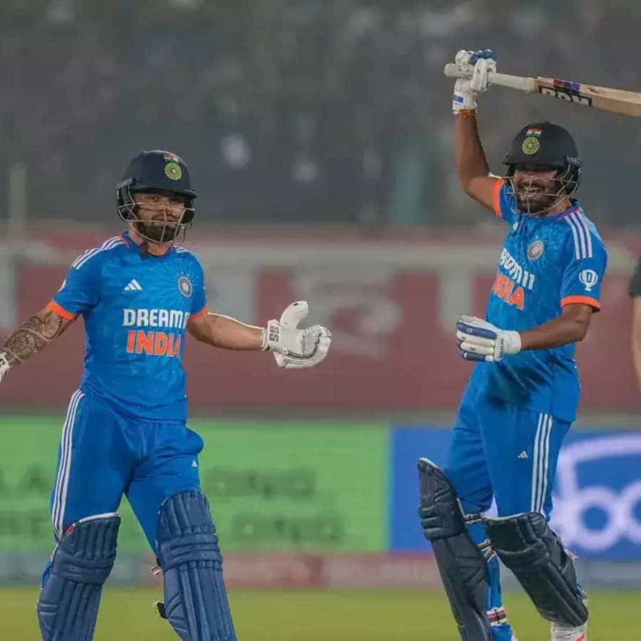 ಐಸಿಸಿ ಏಕದಿನ ವಿಶ್ವಕಪ್ 2023 ಫೈನಲ್ನಲ್ಲಿ ಸೋಲುಂಡ ಬಳಿಕ ಆಸ್ಟ್ರೇಲಿಯಾ ವಿರುದ್ಧದ ಟಿ20 ಸರಣಿಯನ್ನು ಭಾರತ ಭರ್ಜರಿ ಆಗಿ ಆರಂಭಿಸಿದೆ. ಗುರುವಾರ ವಿಶಾಖಪಟ್ಟಣಂನ ಡಾ. ವೈಎಸ್. ರಾಜಶೇಖರ ರೆಡ್ಡಿ ಸ್ಟೇಡಿಯಂನಲ್ಲಿ ನಡೆದ ಪ್ರಥಮ ಟಿ20 ಪಂದ್ಯದಲ್ಲಿ ಟೀಮ್ ಇಂಡಿಯಾ 2 ವಿಕೆಟ್ಗಳ ರೋಚಕ ಜಯ ಸಾಧಿಸಿತು.
