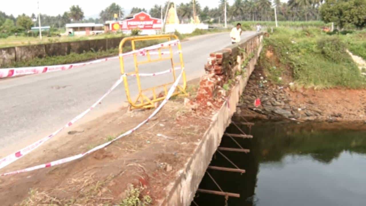 ಮಂಡ್ಯ ಅಪಘಾತ: ಎಚ್ಚೆತ್ತುಕೊಂಡ ಅಧಿಕಾರಿಗಳು: ವಿಸಿ ನಾಲೆಗೆ ತಡೆಗೋಡೆ ನಿರ್ಮಿಸುವ ಕಾರ್ಯ ಆರಂಭ ಮಂಡ್ಯ ಅಪಘಾತ: ಎಚ್ಚೆತ್ತುಕೊಂಡ ಅಧಿಕಾರಿಗಳು: ವಿಸಿ ನಾಲೆಗೆ ತಡೆಗೋಡೆ ನಿರ್ಮಿಸುವ ಕಾರ್ಯ ಆರಂಭ
