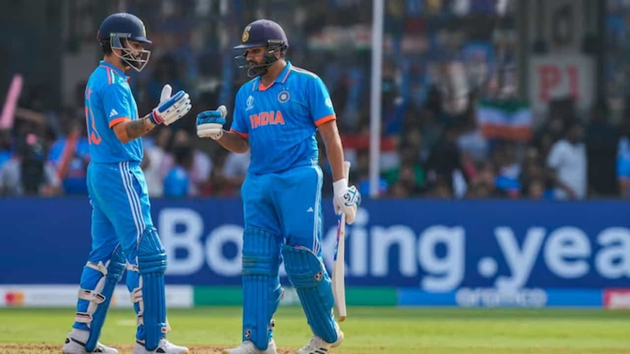 ಭಾರತ ಹಾಗೂ ಆಸ್ಟ್ರೇಲಿಯಾ ನಡುವೆ ನಡೆಯುತ್ತಿರುವ ವಿಶ್ವಕಪ್ ಫೈನಲ್ ಪಂದ್ಯದಲ್ಲಿ ಟಾಸ್ ಸೋತು ಮೊದಲು ಬ್ಯಾಟ್ ಮಾಡುತ್ತಿರುವ ಟೀಂ ಇಂಡಿಯಾ ಆರಂಭಿಕ ಆಘಾತ ಎದುರಿಸಿದೆ. ತಂಡದ ಮೂರು ವಿಕೆಟ್ಕಳು 100 ರನ್ಗಳ ಒಳಗೆ ಪತನಗೊಂಡಿವೆ.
