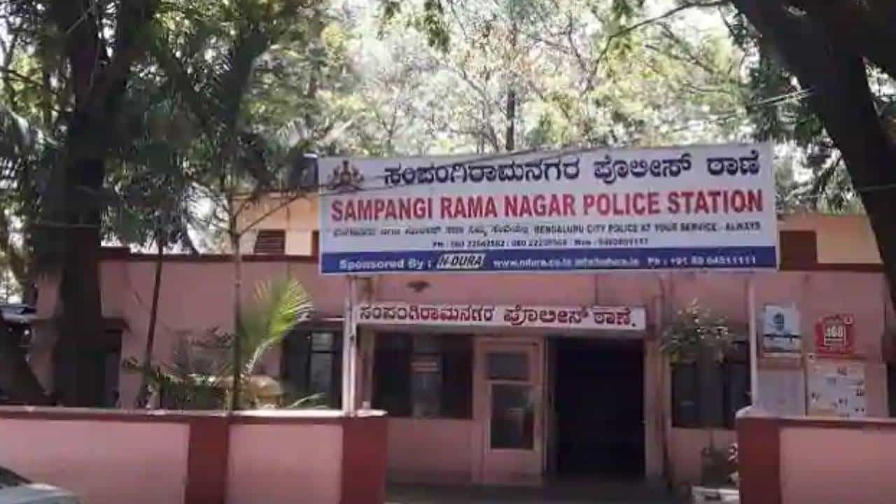 ಚಿನ್ನ ತೋರಿಸಲು ಮನೆ ಕರೆಯಿಸಿದ ಮಾಲೀಕ, ಬಾತ್ ರೂಮ್ಗೆ ಹೋಗಿ ಬರುವಷ್ಟರಲ್ಲೇ ವ್ಯಕ್ತಿ ಚಿನ್ನದೊಂದಿಗೆ ಪರಾರಿ ಚಿನ್ನ ತೋರಿಸಲು ಮನೆ ಕರೆಯಿಸಿದ ಮಾಲೀಕ, ಬಾತ್ ರೂಮ್ಗೆ ಹೋಗಿ ಬರುವಷ್ಟರಲ್ಲೇ ವ್ಯಕ್ತಿ ಚಿನ್ನದೊಂದಿಗೆ ಪರಾರಿ