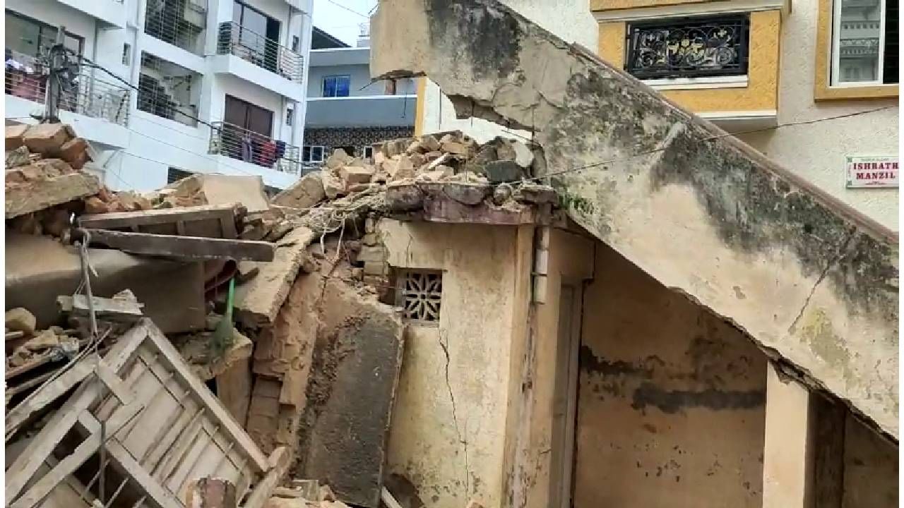 ಬೆಂಗಳೂರಿನ ಶಿವಾಜಿನಗರದಲ್ಲಿ(Shivajinagar) ನರ್ಸರಿ ಶಾಲೆ ಕಟ್ಟಡವೊಂದು (School building collapsed) ಕುಸಿದುಬಿದ್ದಿದೆ.