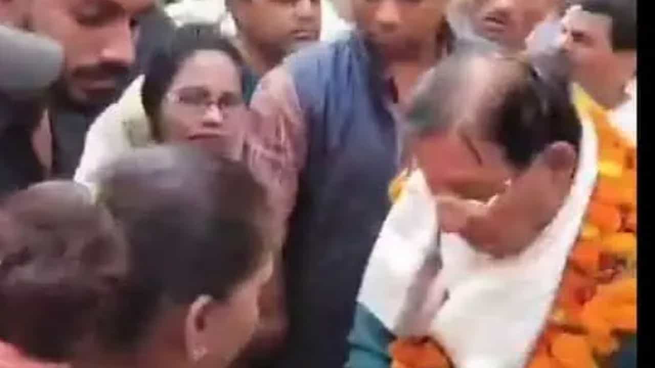 ರಾಜಸ್ಥಾನದ ಸಚಿವ ಧರಿವಾಲ್ಗೆ ಹಣ ವಾಪಸ್ ನೀಡುತ್ತಿರುವ ಮಹಿಳೆ; ವಿಡಿಯೊ ವೈರಲ್ ರಾಜಸ್ಥಾನದ ಸಚಿವ ಧರಿವಾಲ್ಗೆ ಹಣ ವಾಪಸ್ ನೀಡುತ್ತಿರುವ ಮಹಿಳೆ; ವಿಡಿಯೊ ವೈರಲ್