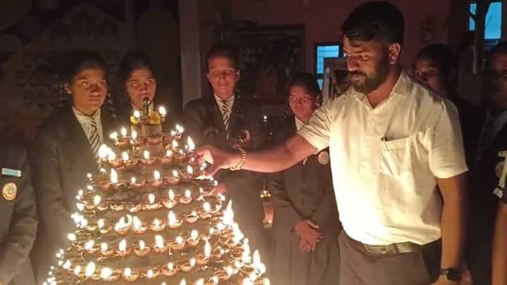 ಶಿವಮೊಗ್ಗ:ಕಾರ್ತಿಕ ಮಾಸ, ಆದಿಚುಂಚನಗಿರಿ ಶಾಲೆಯಲ್ಲಿ ಸಾವಿರಾರು ವಿದ್ಯಾರ್ಥಿಗಳಿಂದ ಲಕ್ಷ ದೀಪೋತ್ಸವ; ಇಲ್ಲಿದೆ ವಿಡಿಯೋ ಶಿವಮೊಗ್ಗ:ಕಾರ್ತಿಕ ಮಾಸ, ಆದಿಚುಂಚನಗಿರಿ ಶಾಲೆಯಲ್ಲಿ ಸಾವಿರಾರು ವಿದ್ಯಾರ್ಥಿಗಳಿಂದ ಲಕ್ಷ ದೀಪೋತ್ಸವ; ಇಲ್ಲಿದೆ ವಿಡಿಯೋ