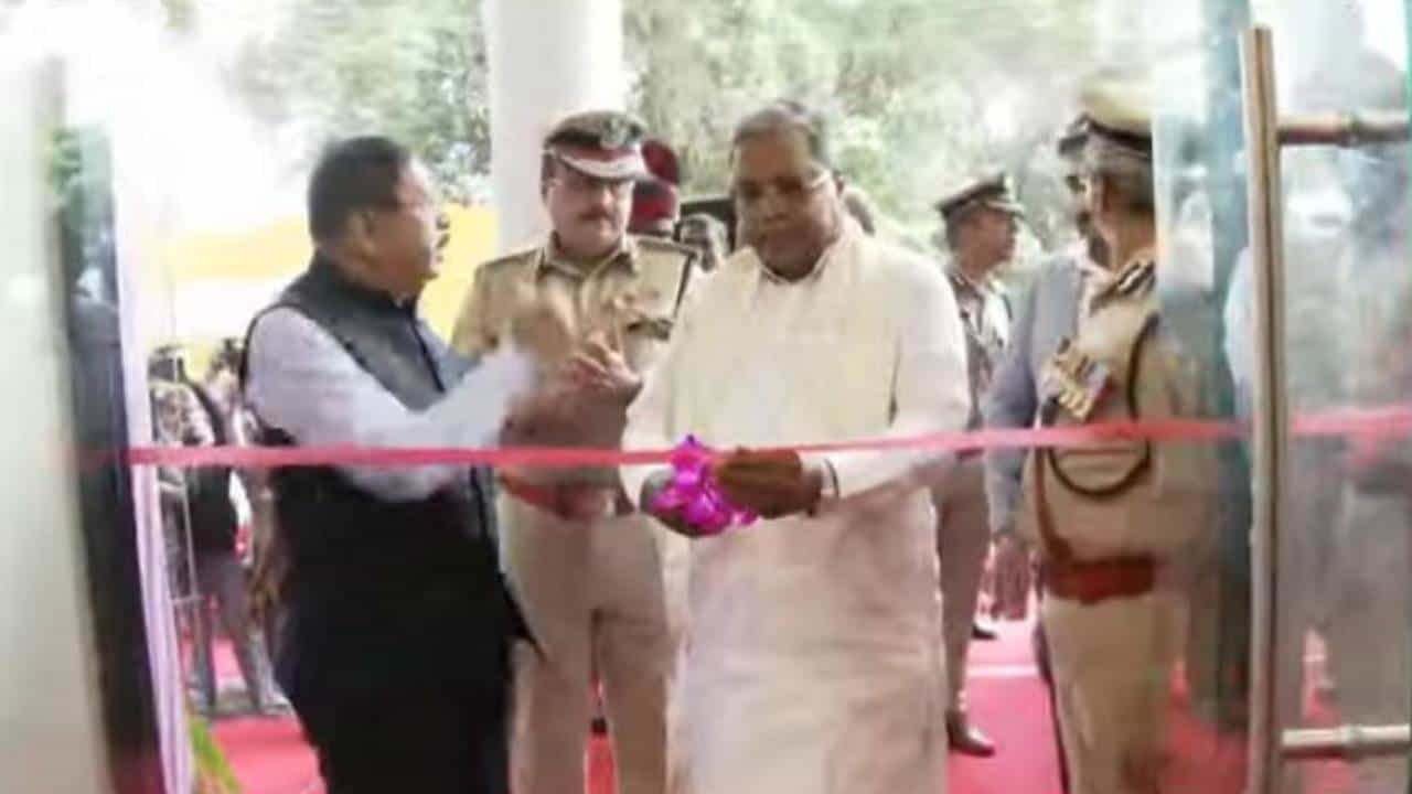ದೇಶದಲ್ಲಿ ಮೊದಲ ಬಾರಿಗೆ ಬೆಂಗಳೂರಿನಲ್ಲಿ ಕಮಾಂಡ್ ಸೆಂಟರ್ ಉದ್ಘಾಟಿಸಿದ ಸಿಎಂ ಸಿದ್ದರಾಮಯ್ಯ, ಇದರ ವಿಶೇಷತೆಗಳೇನು? ದೇಶದಲ್ಲಿ ಮೊದಲ ಬಾರಿಗೆ ಬೆಂಗಳೂರಿನಲ್ಲಿ ಕಮಾಂಡ್ ಸೆಂಟರ್ ಉದ್ಘಾಟಿಸಿದ ಸಿಎಂ ಸಿದ್ದರಾಮಯ್ಯ, ಇದರ ವಿಶೇಷತೆಗಳೇನು?