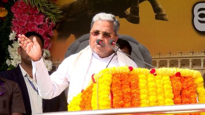 ಸಿದ್ದರಾಮಯ್ಯರಿಂದ ಕರ್ನಾಟಕ ಸಂಭ್ರಮ-50 ಜ್ಯೋತಿ ರಥ ಯಾತ್ರೆಗೆ ಚಾಲನೆ ಸಿದ್ದರಾಮಯ್ಯರಿಂದ ಕರ್ನಾಟಕ ಸಂಭ್ರಮ-50 ಜ್ಯೋತಿ ರಥ ಯಾತ್ರೆಗೆ ಚಾಲನೆ