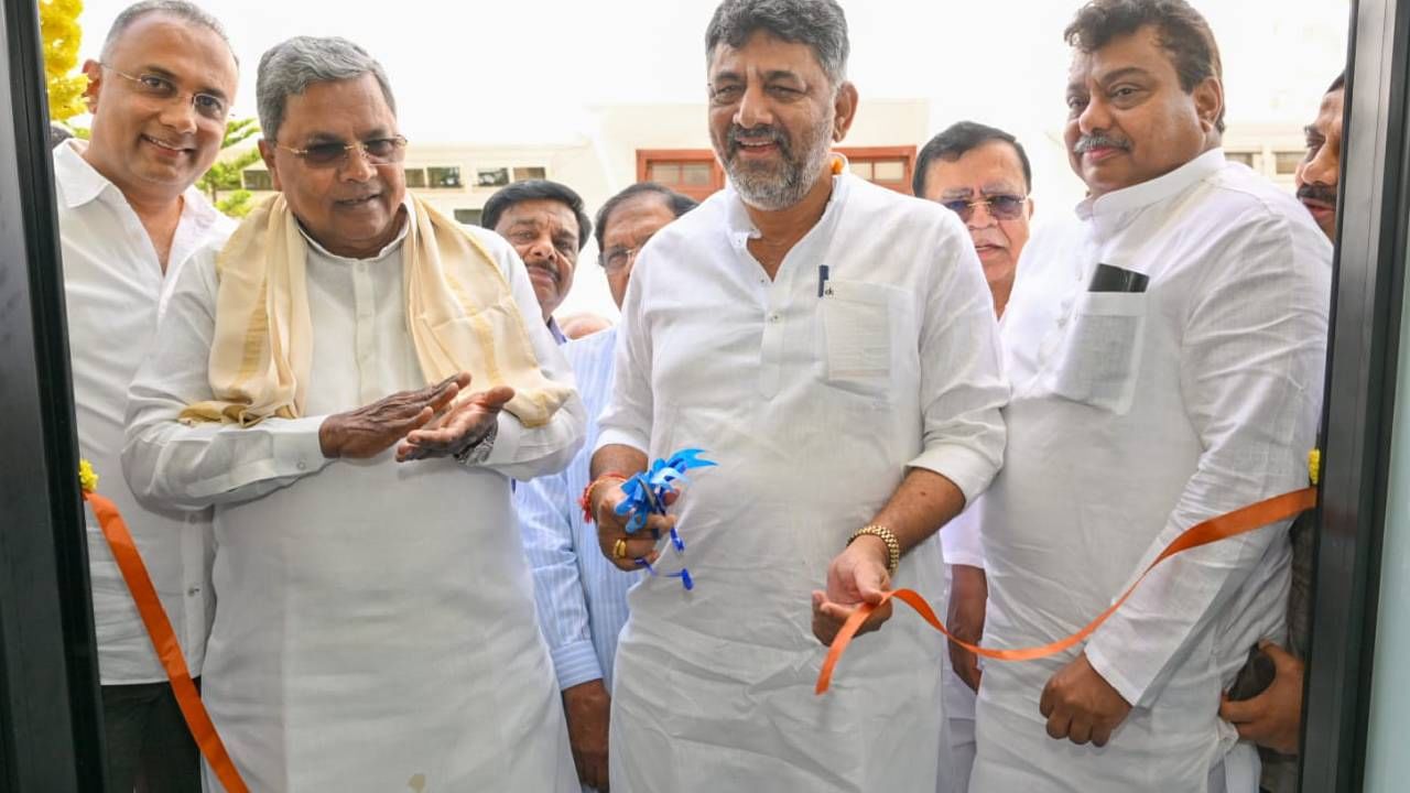 ಸಿಎಂ ನಿವಾಸ ಕಾವೇರಿಯಲ್ಲಿ ಮೀಟಿಂಗ್ ಹಾಲ್ ಉದ್ಘಾಟನೆ, ಟೇಪ್ ಕತ್ತರಿಸಲು ಡಿಕೆ ಶಿವಕುಮಾರ್ಗೆ ಕತ್ತರಿ ಕೊಟ್ಟ ಸಿದ್ದರಾಮಯ್ಯ ಸಿಎಂ ನಿವಾಸ ಕಾವೇರಿಯಲ್ಲಿ ಮೀಟಿಂಗ್ ಹಾಲ್ ಉದ್ಘಾಟನೆ, ಟೇಪ್ ಕತ್ತರಿಸಲು ಡಿಕೆ ಶಿವಕುಮಾರ್ಗೆ ಕತ್ತರಿ ಕೊಟ್ಟ ಸಿದ್ದರಾಮಯ್ಯ