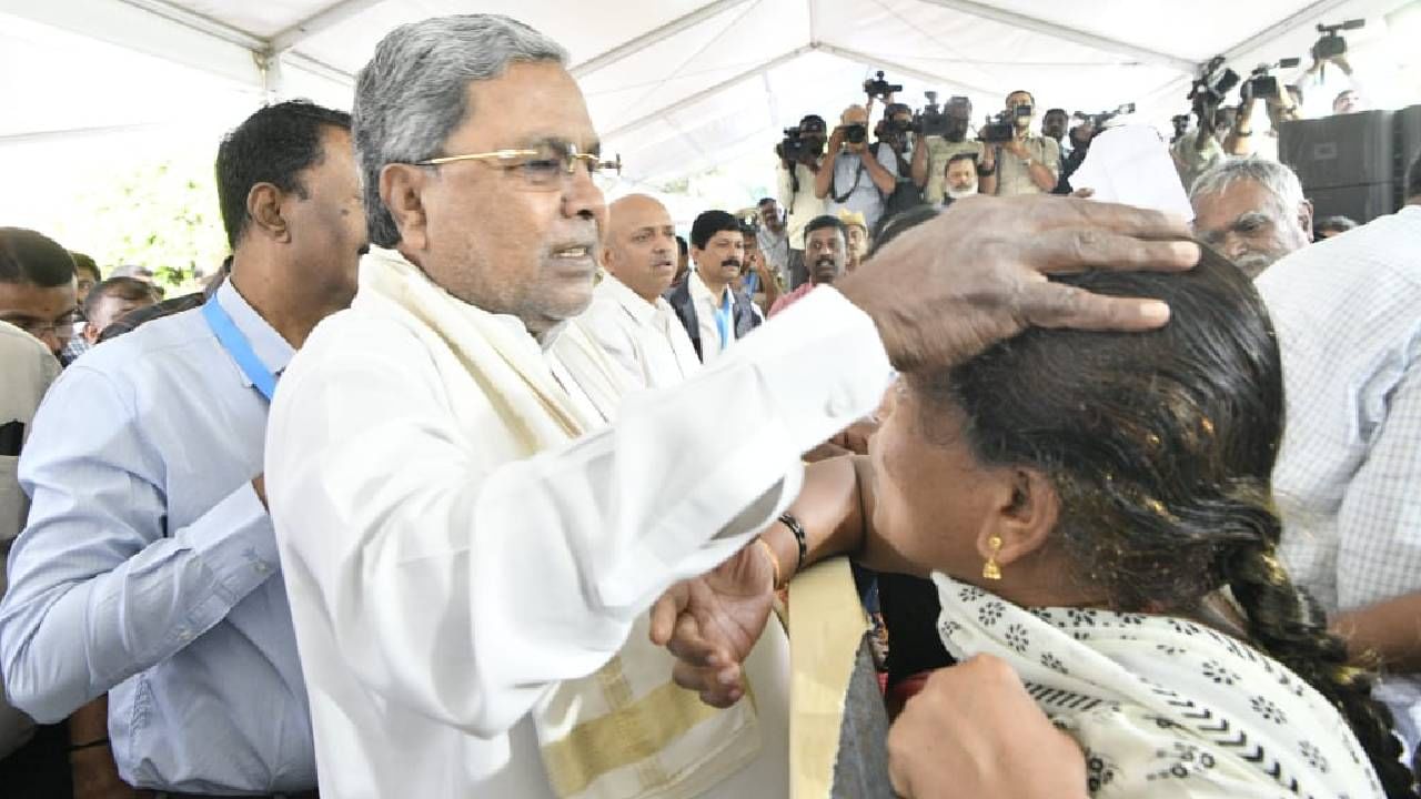 ಜನತಾ ದರ್ಶನ: ರಾಹುಲ್ ಗಾಂಧಿ ಭೇಟಿಗೆ ಹಿರಿಯ ನಾಗರಿಕ ಮನವಿ, ನಿಗಮ ಮಂಡಳಿ ಹುದ್ದೆ ಕೇಳಿಕೊಂಡು ಬಂದ ಕೈ ಮುಖಂಡ ಜನತಾ ದರ್ಶನ: ರಾಹುಲ್ ಗಾಂಧಿ ಭೇಟಿಗೆ ಹಿರಿಯ ನಾಗರಿಕ ಮನವಿ, ನಿಗಮ ಮಂಡಳಿ ಹುದ್ದೆ ಕೇಳಿಕೊಂಡು ಬಂದ ಕೈ ಮುಖಂಡ