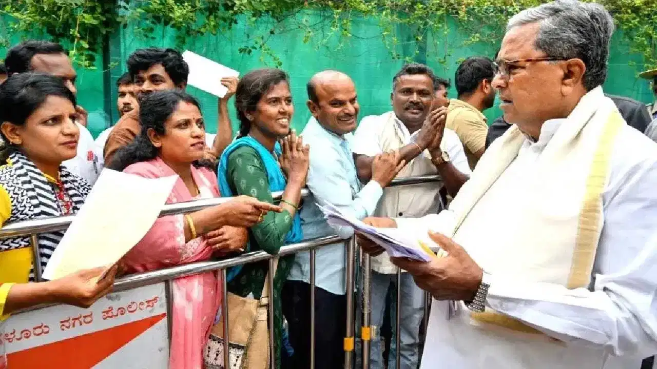 ಜನತಾ ದರ್ಶನ: ನಾಡಿನ ಪ್ರಜೆಗಳ ಕಷ್ಟ ಆಲಿಸಲು ಇಂದು ಇಡೀ ದಿನ ಮೀಸಲಿಟ್ಟ ಸಿದ್ದರಾಮಯ್ಯ ಜನತಾ ದರ್ಶನ: ನಾಡಿನ ಪ್ರಜೆಗಳ ಕಷ್ಟ ಆಲಿಸಲು ಇಂದು ಇಡೀ ದಿನ ಮೀಸಲಿಟ್ಟ ಸಿದ್ದರಾಮಯ್ಯ