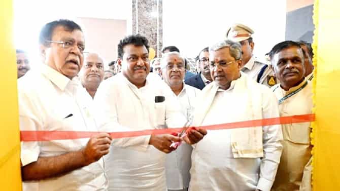 ಏರ್‌ಪೋರ್ಟ್‌ನಲ್ಲಿ ಆಪ್ತ ಸಚಿವರ ಜೊತೆ ಸಿದ್ದರಾಮಯ್ಯ ರಹಸ್ಯ ಸಭೆ!