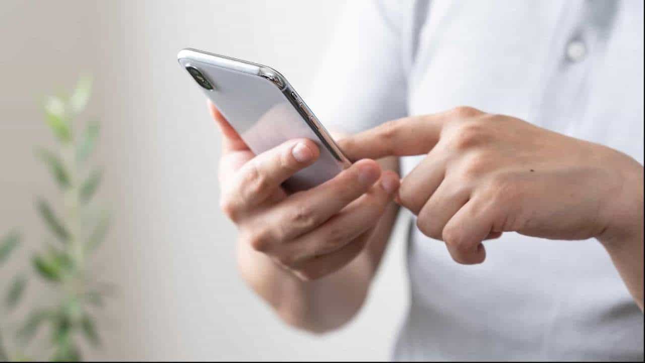 Tech Tips: ನಿಮ್ಮ ಫೋನ್ ನಂಬರ್ ಕಾಣದಂತೆ ಬೇರೆಯವರಿಗೆ ಕಾಲ್, ಮೆಸೇಜ್ ಮಾಡುವ ಟ್ರಿಕ್ ಗೊತ್ತೇ? Tech Tips: ನಿಮ್ಮ ಫೋನ್ ನಂಬರ್ ಕಾಣದಂತೆ ಬೇರೆಯವರಿಗೆ ಕಾಲ್, ಮೆಸೇಜ್ ಮಾಡುವ ಟ್ರಿಕ್ ಗೊತ್ತೇ?