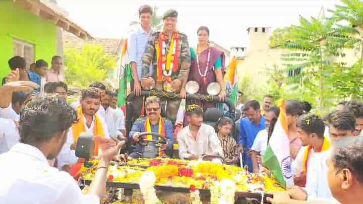 ನಿವೃತ್ತ ಯೋಧನ ಮೆರವಣಿಗೆ ವಾಹನ ಚಲಾಯಿಸಿ ಗಮನ ಸೆಳೆದ ಎಂಪಿ ರೇಣುಕಾಚಾರ್ಯ; ಇಲ್ಲಿದೆ ವಿಡಿಯೋ ನಿವೃತ್ತ ಯೋಧನ ಮೆರವಣಿಗೆ ವಾಹನ ಚಲಾಯಿಸಿ ಗಮನ ಸೆಳೆದ ಎಂಪಿ ರೇಣುಕಾಚಾರ್ಯ; ಇಲ್ಲಿದೆ ವಿಡಿಯೋ