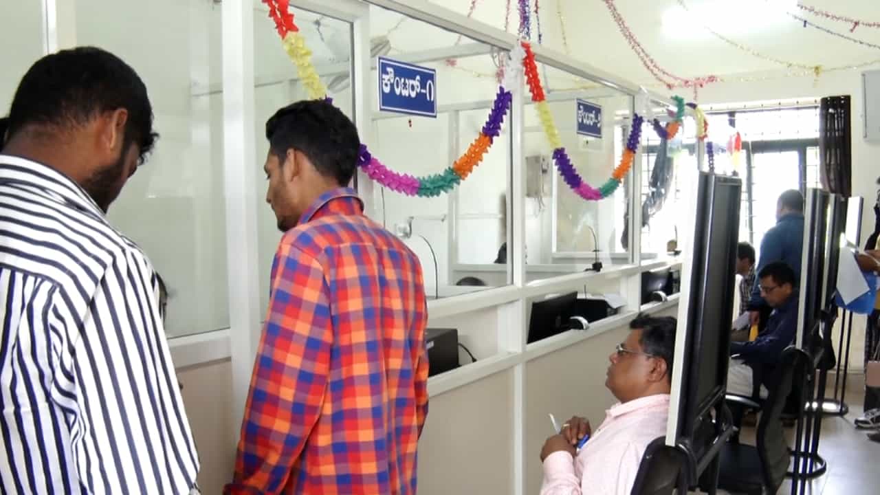 ದೇವನಹಳ್ಳಿಯಲ್ಲಿಯೂ ಮಂಗಳೂರು ರೀತಿಯ ಕೃತ್ಯ: ರೇಷನ್ ಕಾರ್ಡ್ಗೆ ಥಂಬ್ ಕೊಟ್ಟವರ ಖಾತೆಯಿಂದ ಹಣ ಮಾಯ ದೇವನಹಳ್ಳಿಯಲ್ಲಿಯೂ ಮಂಗಳೂರು ರೀತಿಯ ಕೃತ್ಯ: ರೇಷನ್ ಕಾರ್ಡ್ಗೆ ಥಂಬ್ ಕೊಟ್ಟವರ ಖಾತೆಯಿಂದ ಹಣ ಮಾಯ