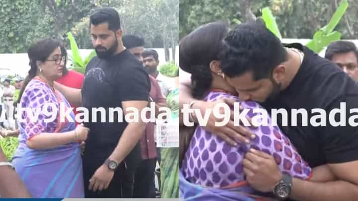 ಅಂಬರೀಷ್ ಪುಣ್ಯಸ್ಮರಣೆ: ಸಮಾಧಿ ಎದುರು ಅಮ್ಮನ ತಬ್ಬಿದ ಅಭಿಷೇಕ್ ಅಂಬರೀಷ್ ಪುಣ್ಯಸ್ಮರಣೆ: ಸಮಾಧಿ ಎದುರು ಅಮ್ಮನ ತಬ್ಬಿದ ಅಭಿಷೇಕ್