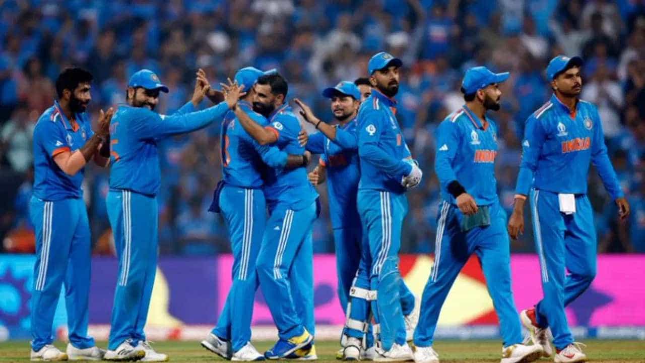2023ರ ಐಸಿಸಿ ಏಕದಿನ ವಿಶ್ವಕಪ್ನಲ್ಲಿ ಇಂದು ಅಂತಿಮ ಫೈನಲ್ ಫೈಟ್ ನಡೆಯಲಿದೆ. ಅಹ್ಮದಾಬಾದ್ನ ನರೇಂದ್ರ ಮೋದಿ ಸ್ಟೇಡಿಯಂನಲ್ಲಿ ಒಂದು ಪ್ರಶಸ್ತಿಗಾಗಿ ರೋಹಿತ್ ಶರ್ಮಾ ನೇತೃತ್ವದ ಭಾರತ ಹಾಗೂ ಪ್ಯಾಟ್ ಕಮ್ಮಿನ್ಸ್ ಅವರ ಆಸ್ಟ್ರೇಲಿಯಾ ತಂಡಗಳು ಮುಖಾಮುಖಿ ಆಗಲಿವೆ. ಈ ಸಂದರ್ಭ 2023 ವಿಶ್ವಕಪ್ನಲ್ಲಿ ಟೀಮ್ ಇಂಡಿಯಾ ಪಯಣ ಹೇಗಿತ್ತು ಎಂಬುದನ್ನು ನೋಡೋಣ.