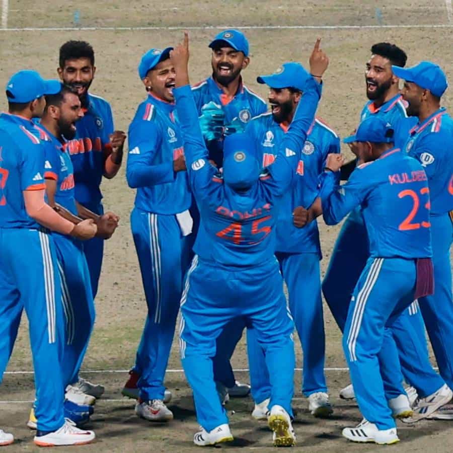 ಪ್ರತಿಷ್ಠಿತ ಐಸಿಸಿ ಏಕದಿನ ವಿಶ್ವಕಪ್ 2023 ರಲ್ಲಿ ರೋಹಿತ್ ಶರ್ಮಾ ನೇತೃತ್ವದ ಭಾರತೀಯ ಕ್ರಿಕೆಟ್ ತಂಡ ಆಡಿರುವ 8 ಪಂದ್ಯಗಳ ಪೈಕಿ ಎಂಟನ್ನೂ ಗೆದ್ದು ಬೀಗಿದೆ. ಏಳನೇ ಪಂದ್ಯದಲ್ಲಿ ದಕ್ಷಿಣ ಆಫ್ರಿಕಾವನ್ನು ಸೋಲಿಸಿದ ಬಳಿಕ ಭಾರತ ಅಧಿಕೃತವಾಗಿ ವಿಶ್ವಕಪ್ನ ಸೆಮಿಫೈನಲ್ಗೆ ಅರ್ಹತೆ ಪಡೆದಿದೆ.