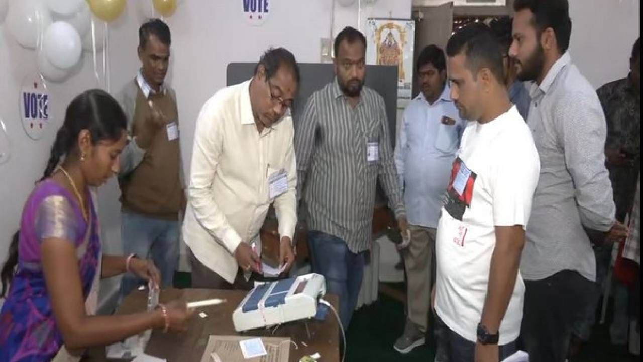 Telangana Assembly Elections 2023:ತೆಲಂಗಾಣ ಚುನಾವಣೆ, ಇಂದು 3.26 ಕೋಟಿ ಮತದಾರರಿಂದ 2,290 ಅಭ್ಯರ್ಥಿಗಳ ಭವಿಷ್ಯ ನಿರ್ಧಾರ Telangana Assembly Elections 2023:ತೆಲಂಗಾಣ ಚುನಾವಣೆ, ಇಂದು 3.26 ಕೋಟಿ ಮತದಾರರಿಂದ 2,290 ಅಭ್ಯರ್ಥಿಗಳ ಭವಿಷ್ಯ ನಿರ್ಧಾರ