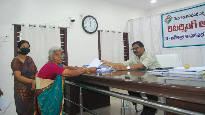 ವೃದ್ಧ ನಿರಾಶ್ರಿತ ಮಹಿಳೆಯಿಂದ ನಾಮಪತ್ರ ಸಲ್ಲಿಕೆ.. ಕಾರಣ ಕೇಳಿದರೆ ಶಾಕ್! ವೃದ್ಧ ನಿರಾಶ್ರಿತ ಮಹಿಳೆಯಿಂದ ನಾಮಪತ್ರ ಸಲ್ಲಿಕೆ.. ಕಾರಣ ಕೇಳಿದರೆ ಶಾಕ್!