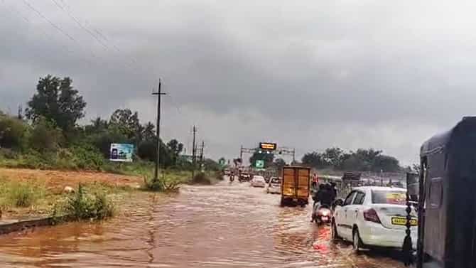 ಅರ್ಧ ಗಂಟೆ ಸುರಿದ ಮಳೆಗೆ ಕೆರೆಯಂತಾದ ಬೆಂಗಳೂರು-ಮೈಸೂರು ಎಕ್ಸ್‌ಪ್ರೆಸ್‌ ವೇ