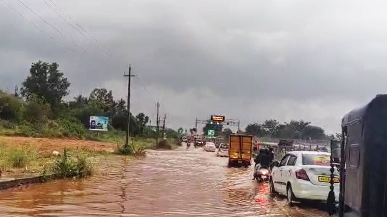 ಅರ್ಧ ಗಂಟೆ ಸುರಿದ ಮಳೆಗೆ ಕೆರೆಯಂತಾದ ಬೆಂಗಳೂರು-ಮೈಸೂರು ಎಕ್ಸ್‌ಪ್ರೆಸ್‌ ವೇನ ಸರ್ವೀಸ್‌ ರಸ್ತೆ