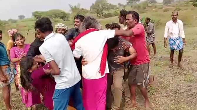 ಹುಲಿ ದಾಳಿಗೆ ಬೇಸತ್ತು ಅರಣ್ಯ ಇಲಾಖೆ ಸಿಬ್ಬಂದಿಗೆ ಥಳಿಸಿದ ಗ್ರಾಮಸ್ಥರು