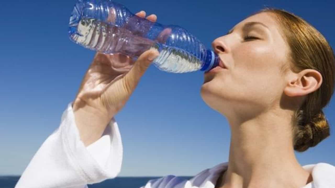 Healthy Lifestyle Tips: ನೀವು ಸಹ ಪ್ಲಾಸ್ಟಿಕ್ ಬಾಟಲಿಯಲ್ಲಿ ನೀರನ್ನು ಕುಡಿಯುತ್ತಿದ್ದೀರಾ? ಅದರ ಪರಿಣಾಮ ಇಲ್ಲಿದೆ Healthy Lifestyle Tips: ನೀವು ಸಹ ಪ್ಲಾಸ್ಟಿಕ್ ಬಾಟಲಿಯಲ್ಲಿ ನೀರನ್ನು ಕುಡಿಯುತ್ತಿದ್ದೀರಾ? ಅದರ ಪರಿಣಾಮ ಇಲ್ಲಿದೆ