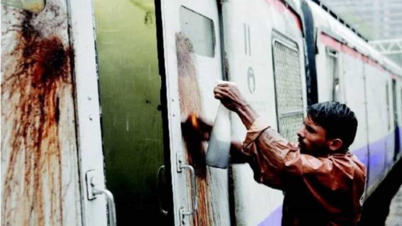 ಪಾನೀಯ-ಗುಟ್ಕಾ ಕಲೆಗಳನ್ನು ಸ್ವಚ್ಛಗೊಳಿಸಲು 1200 ಕೋಟಿ ರೂ. ಖರ್ಚು: ರೈಲ್ವೆ ಇಲಾಖೆ ವರದಿ ಪಾನೀಯ-ಗುಟ್ಕಾ ಕಲೆಗಳನ್ನು ಸ್ವಚ್ಛಗೊಳಿಸಲು 1200 ಕೋಟಿ ರೂ. ಖರ್ಚು: ರೈಲ್ವೆ ಇಲಾಖೆ ವರದಿ