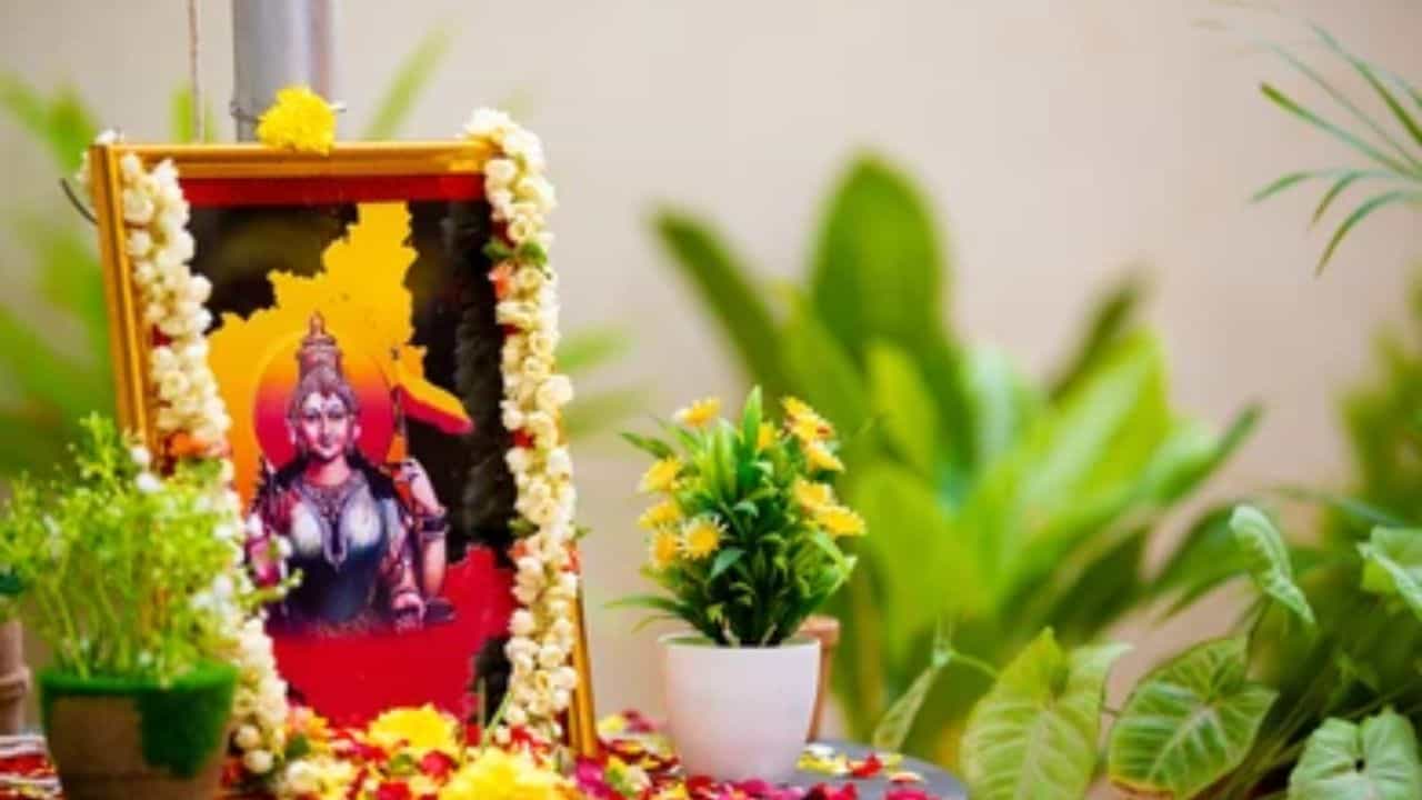 ಕನ್ನಡ ರಾಜ್ಯೋತ್ಸವವನ್ನು ಸರಳವಾಗಿ ಮನೆಯಲ್ಲಿ ಹೇಗೆ ಆಚರಿಸಬಹುದು? ಕನ್ನಡ ರಾಜ್ಯೋತ್ಸವವನ್ನು ಸರಳವಾಗಿ ಮನೆಯಲ್ಲಿ ಹೇಗೆ ಆಚರಿಸಬಹುದು?