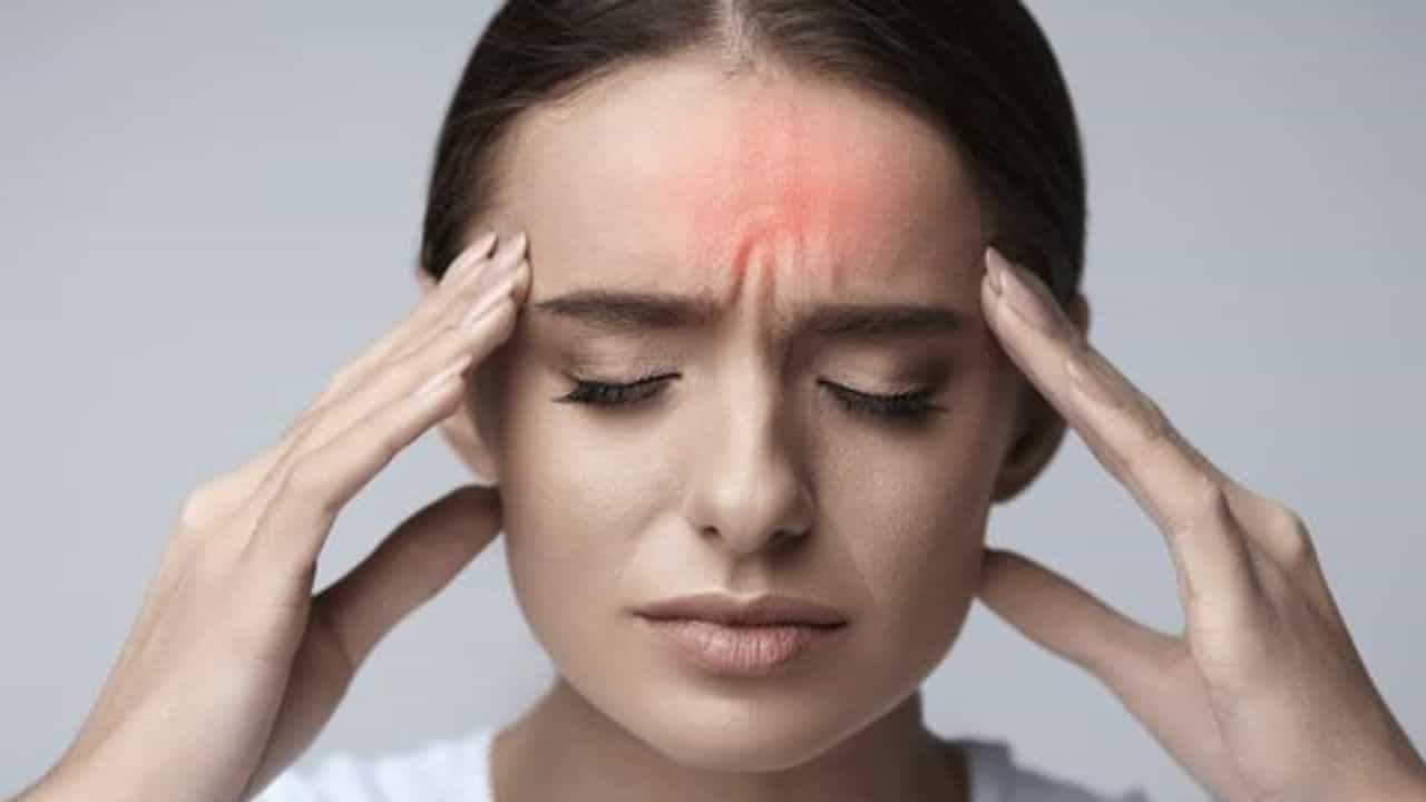 Recurring Headaches: ಪ್ರತಿದಿನ ತಲೆನೋವು ಏಕೆ ಬರುತ್ತದೆ? ಅದರ ಹಿಂದಿನ ಕಾರಣ ಇಲ್ಲಿದೆ Recurring Headaches: ಪ್ರತಿದಿನ ತಲೆನೋವು ಏಕೆ ಬರುತ್ತದೆ? ಅದರ ಹಿಂದಿನ ಕಾರಣ ಇಲ್ಲಿದೆ