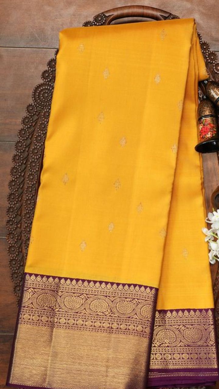 ಈ ದಿನ ಹಳದಿ ಬಣ್ಣದ ಬಟ್ಟೆ ಧರಿಸುವುದರಿಂದ ಉತ್ತಮ ಫಲ ಪ್ರಾಪ್ತಿಯಾಗುತ್ತದೆ.