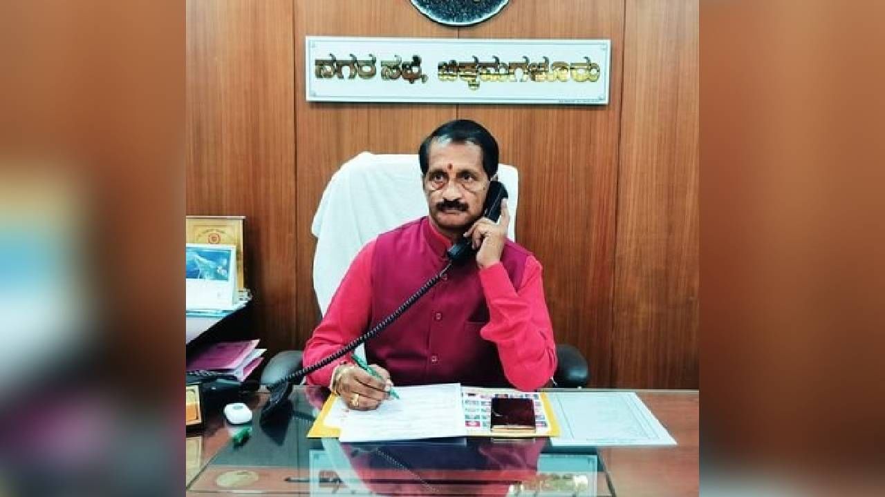 ಚಿಕ್ಕಮಗಳೂರು ನಗರಸಭೆ ಅಧ್ಯಕ್ಷರ ವಿರುದ್ಧ ಅವಿಶ್ವಾಸ ಮಂಡನೆ; ವರಸಿದ್ಧಿಗೆ ಕಾಂಗ್ರೆಸ್ ಬೆಂಬಲ ಸಾಧ್ಯತೆ ಚಿಕ್ಕಮಗಳೂರು ನಗರಸಭೆ ಅಧ್ಯಕ್ಷರ ವಿರುದ್ಧ ಅವಿಶ್ವಾಸ ಮಂಡನೆ; ವರಸಿದ್ಧಿಗೆ ಕಾಂಗ್ರೆಸ್ ಬೆಂಬಲ ಸಾಧ್ಯತೆ