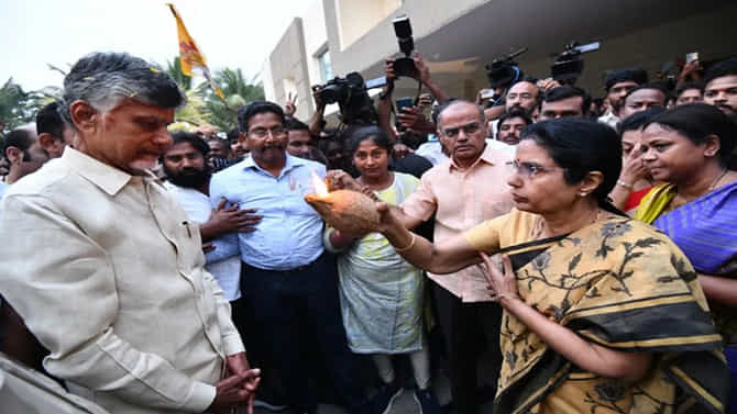 ಜೈಲಿಂದ ಬಿಡುಗಡೆಯಾಗಿ ಮನೆಗೆ ಬಂದ ಚಂದ್ರಬಾಬು ನಾಯ್ಡುಗೆ ಆರತಿ ಎತ್ತಿ ಸ್ವಾಗತ
