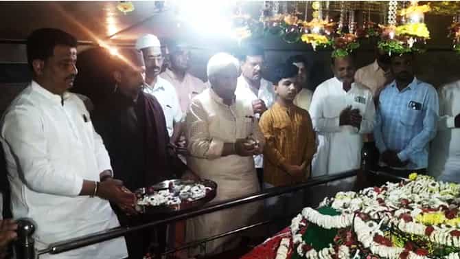 ವಿಜಯಪುರ:ಐತಿಹಾಸಿಕ ದರ್ಗಾಕೆ ಒಂದೇ ದಿನ ಮೂವರು ಸಚಿವರು, ಇಬ್ಬರು ಶಾಸಕರ ಭೇಟಿ