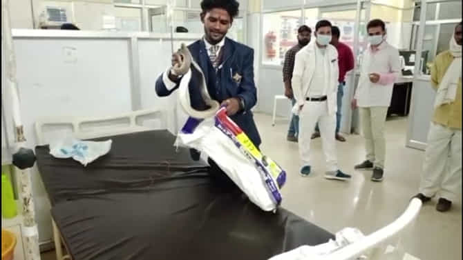 ಕಚ್ಚಿದ ಹಾವನ್ನೇ ಚೀಲದಲ್ಲಿ ಹಾಕಿಕೊಂಡು ಆಸ್ಪತ್ರೆಗೆ ಓಡೋಡಿ ಬಂದ ಯುವಕ